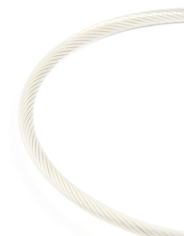 Showcasing a waterproof stainless steel pearl twisted bangle in silver and white closure detail view