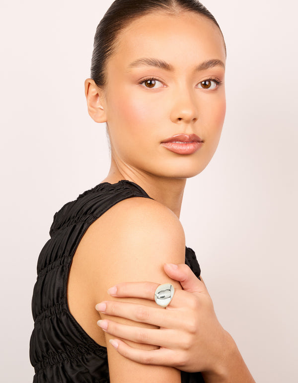 Showcasing a waterproof stainless steel smooth pebble ring in silver on finger view