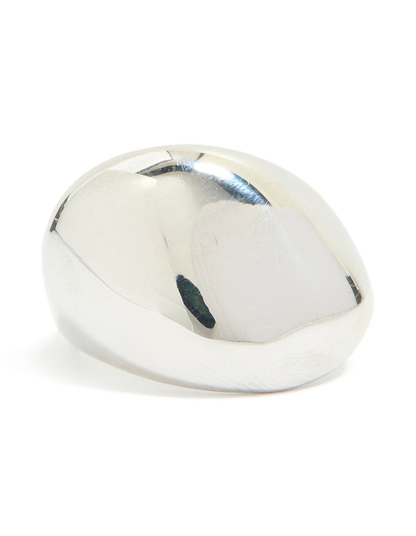 A waterproof stainless steel smooth pebble ring in silver close up view