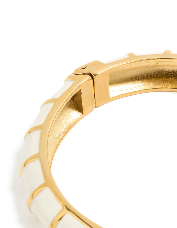 Waterproof ribbed bangle in gold plated stainless steel with white enamel closure detail view