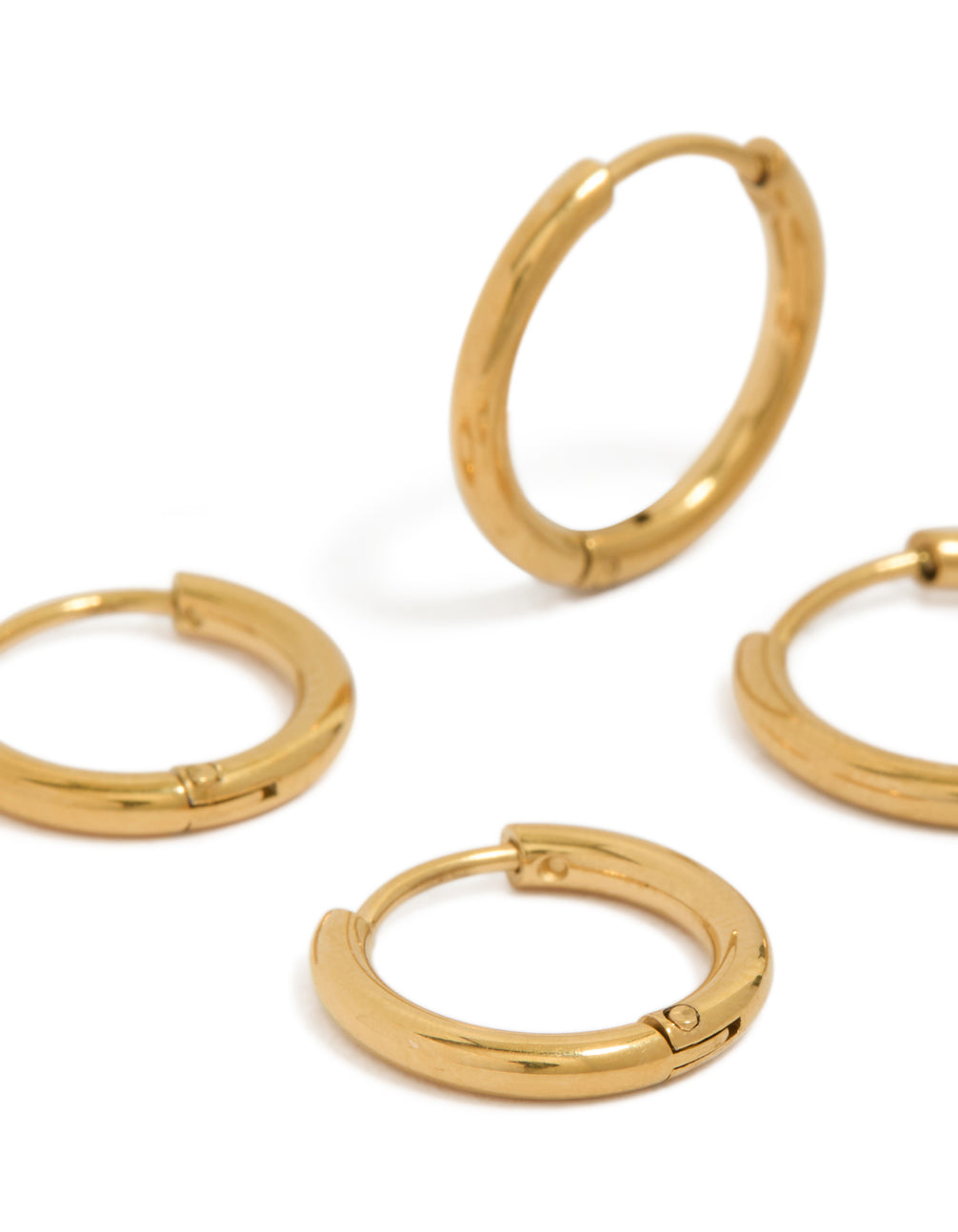 Highlighting mens waterproof gold plated stainless steel mixed size huggie earrings 2-pack with closure mechanism close up view