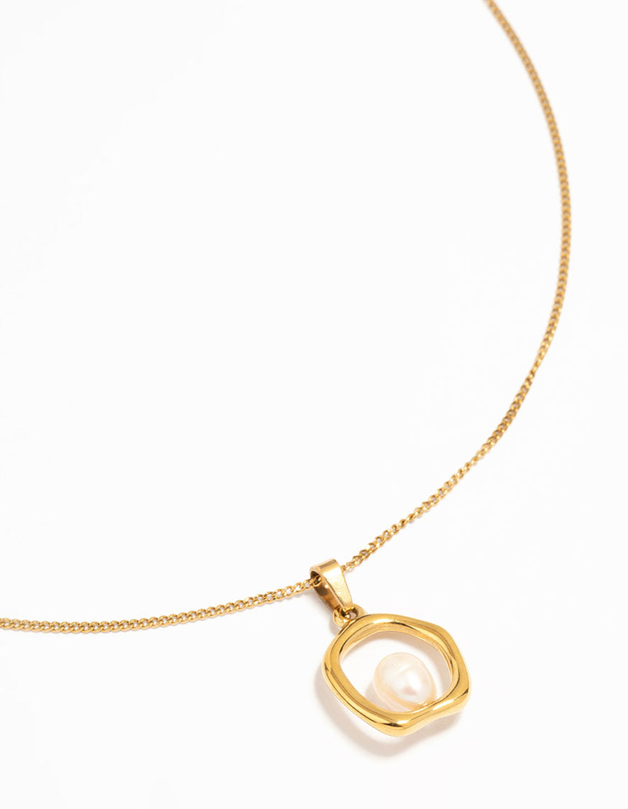 Showcasing a waterproof gold plated stainless steel freshwater pearl molten hoop pendant necklace close up view