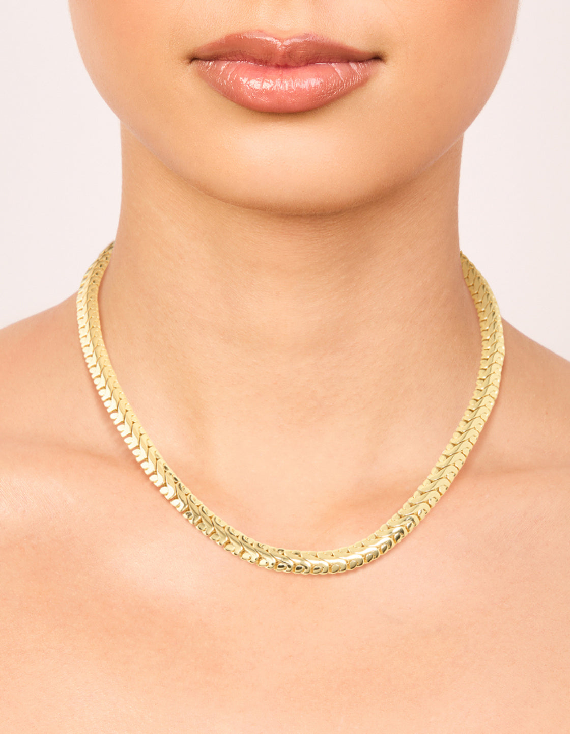 Discover this waterproof interlock chain necklace in gold plated stainless steel with statement design on neck view