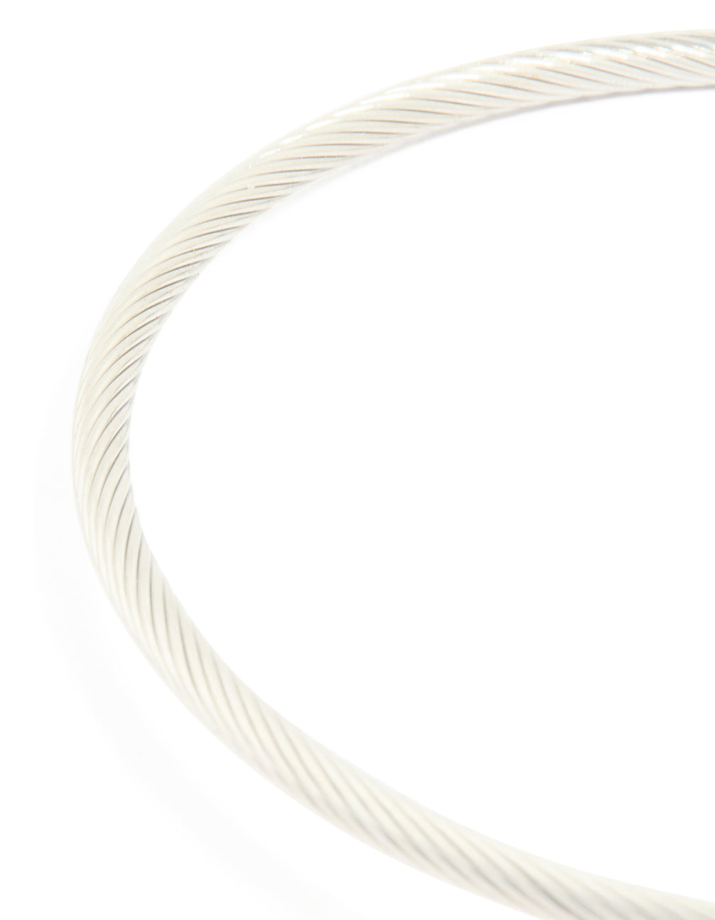 Showcasing a waterproof stainless steel pearl twisted bangle in silver and white closure detail view