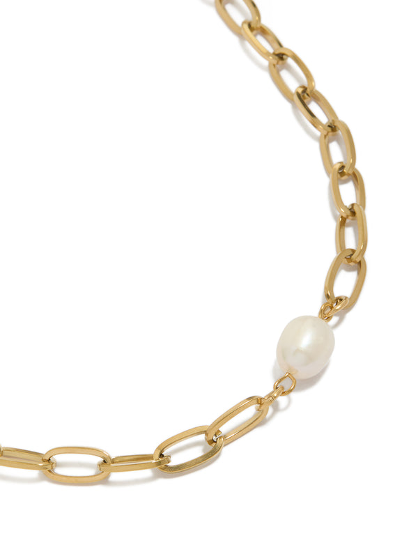Showcasing a waterproof paperclip necklace with pearl centre, crafted from gold plated stainless steel in chunky style close up view